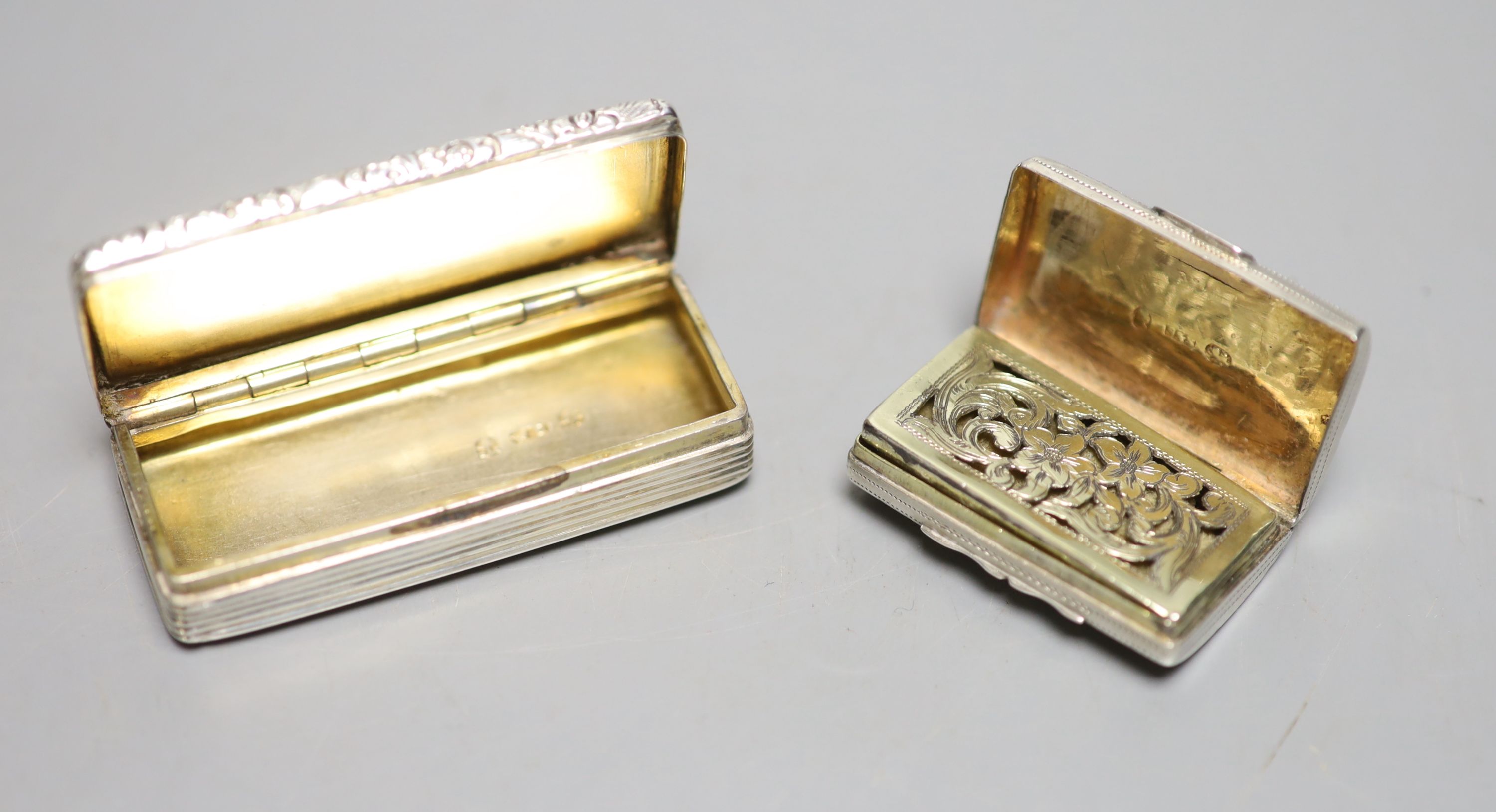 A George III silver vinaigrette and a George IV silver snuff box, W 3.75cm & 6cm